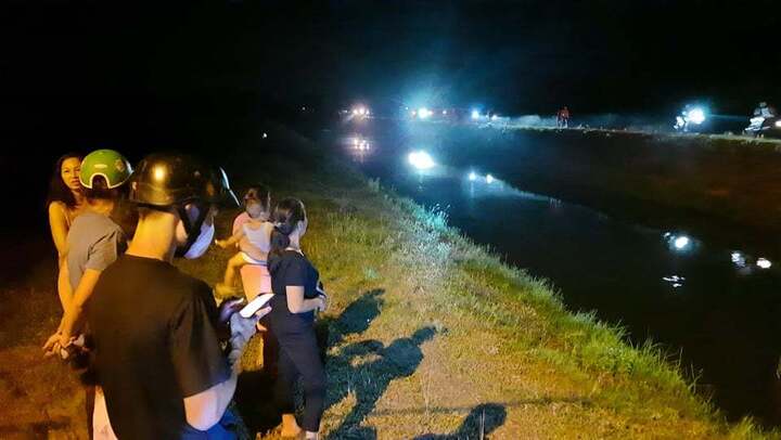 Em rơi xuống kênh, chị 13 tuổi nhảy xuống cứu khiến cả 2 đuối nước thương tâm