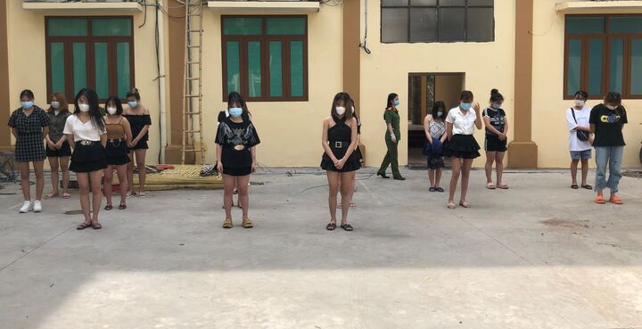 Bắt quả tang 19 cô gái cùng 19 thanh niên 