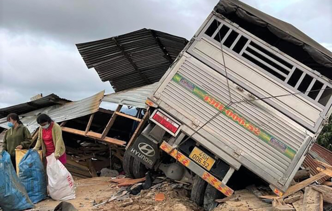 Ô tô tải tuột dốc tự trôi tông sập nhà dân, 2 cháu bé tử vong thương tâm