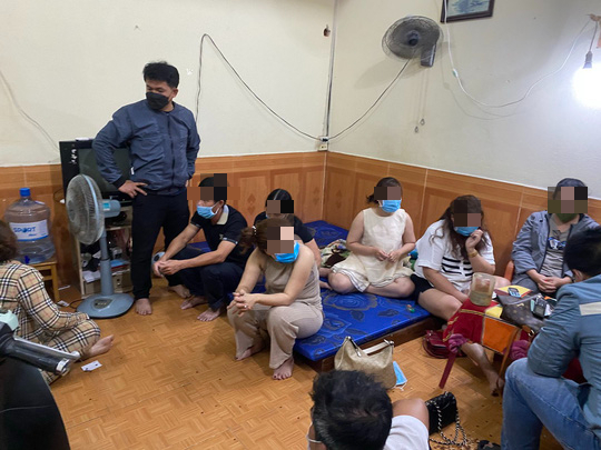 Công an đột kích sòng bạc, các