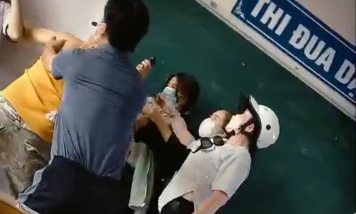 Vụ phụ huynh xông vào tận lớp đánh bạn của con gái: Nhà trường nói gì?