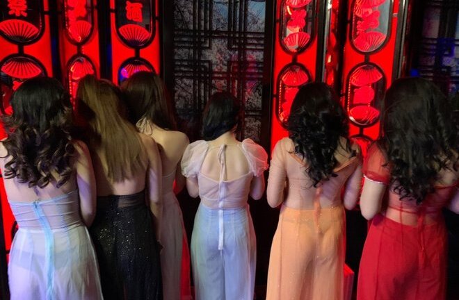 70 nữ tiếp viên ăn mặc 