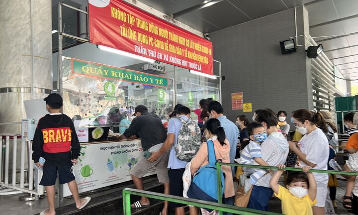 TP.HCM: Trẻ mắc COVID-19 sốt, ho và đau họng, rất ít trường hợp nặng