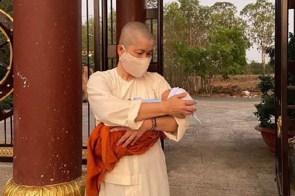 Bé trai sinh ngày 8/3 đặt trong thùng carton, bỏ rơi trước cổng chùa