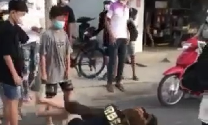 Lại xuất hiện clip 2 thiếu nữ đánh nhau dữ dội giữa đường