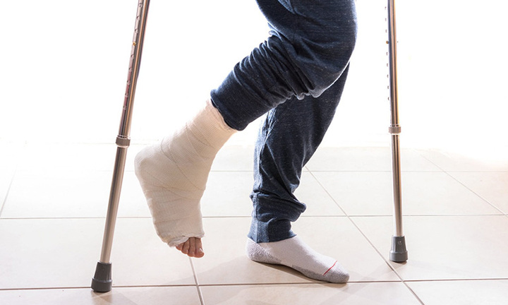 Khi đàn ông đánh ghen: Thấy vợ nói chuyện với trai lạ giữa đêm, chồng đánh gãy chân 