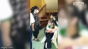 2 nữ sinh lớp 7 dùng tay, mũ bảo hiểm đánh 