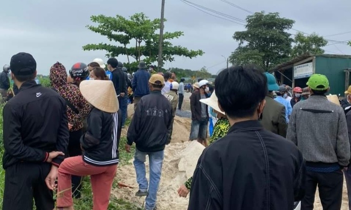 Theo dấu xe lăn, phát hiện thi thể cụ bà 77 tuổi dưới cống