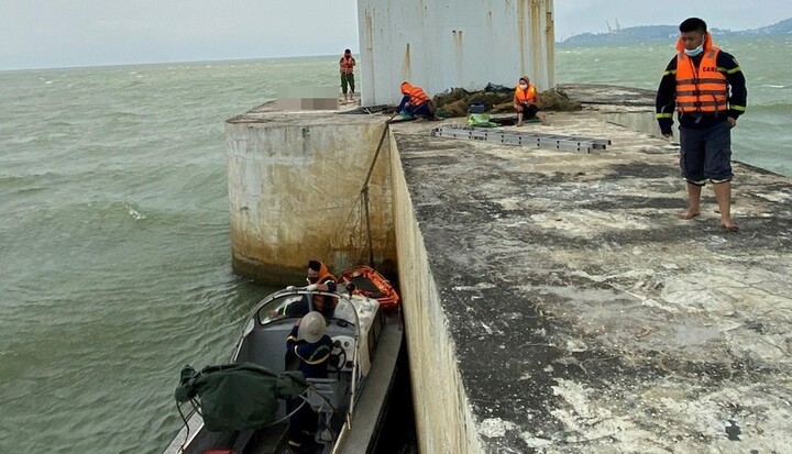 Phát hiện thi thể nằm ở mố cầu Thuận Phước: Mặc quần lửng nâu, áo khoác màu xám