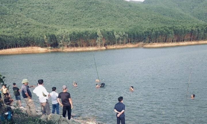 Vụ 4 nữ sinh Nghệ An đuối nước thương tâm trên hồ: Tìm thấy 2 thi thể