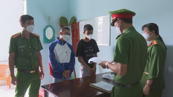 2 thanh niên bị bắt về tội giết người vì mang hung khí đi trả thù cho em họ