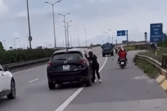 Vụ người phụ nữ đu bám trên cửa xe ô tô Mazda CX-5: Lời khai bất ngờ của tài xế