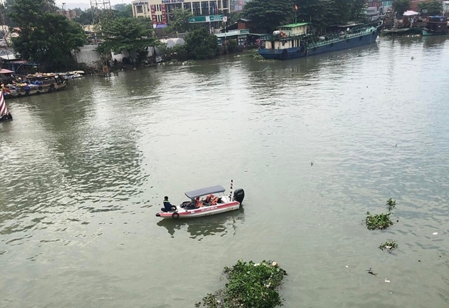 Cô gái 20 tuổi để lại xe máy, điện thoại rồi bất ngờ nhảy xuống sông