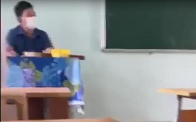 Hiệu trưởng lên tiếng vụ thầy giáo ngồi im chứng kiến nữ sinh dùng mũ bảo hiểm đánh bạn