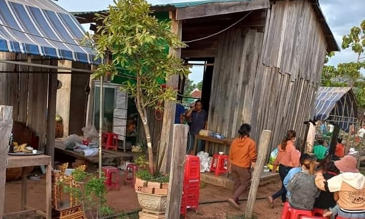 Vừa đưa thi thể vợ vào nhà, người chồng lặng lẽ đi ra rừng treo cổ tự tử