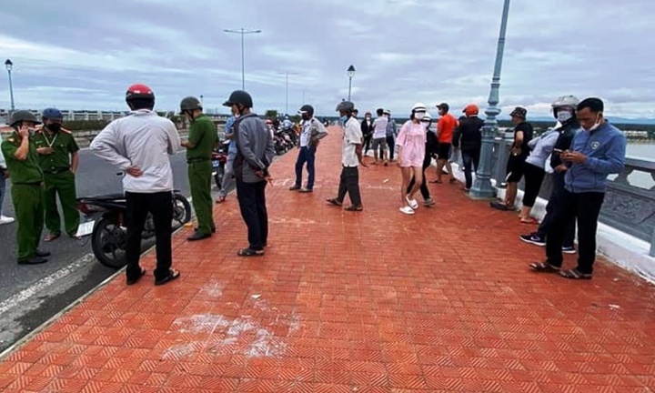 Vụ cha ôm con gái 6 tuổi nhảy cầu Cửa Đại: Vợ lao đến hiện trường khóc ngất