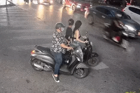 Người đàn ông sàm sỡ cô gái giữa phố bị xử lý hành chính hay hình sự?