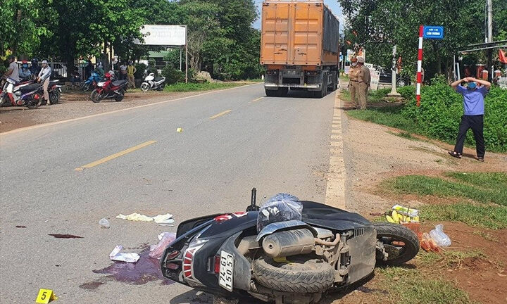 Xe máy va chạm container, người phụ nữ 40 tuổi tử vong tại chỗ
