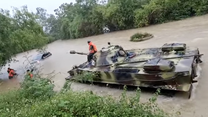 Hình ảnh xe tăng lội nước cứu ô tô mắc kẹt giữa dòng nước ở Vĩnh Phúc gây xôn xao