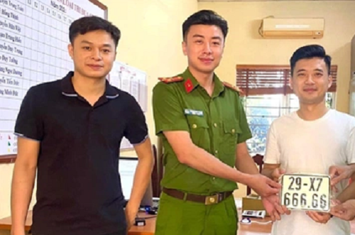 Đăng ký xe máy Honda Super Cub, thanh niên Hà Nội bấm trúng biển