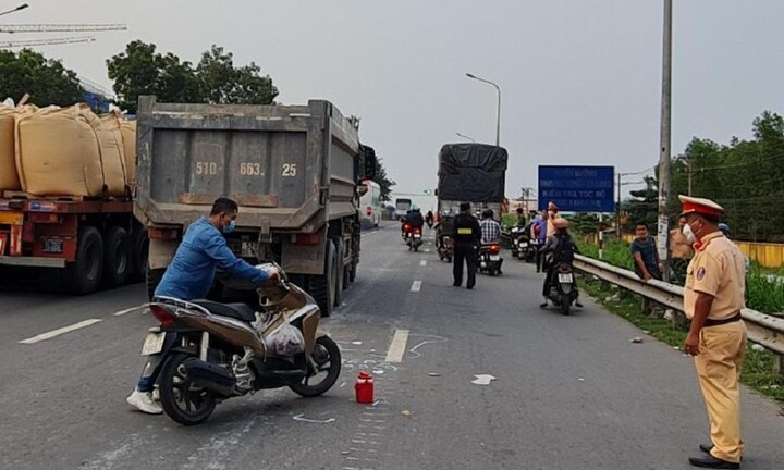 Trên đường chở mẹ đi khám bệnh, người phụ nữ bị xe ben cán tử vong thương tâm