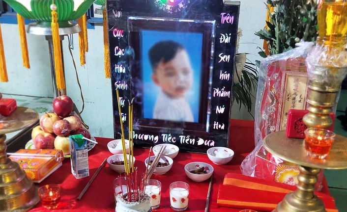 Vụ bé trai 18 tháng tuổi tử vong nghi bị bạo hành: Nghẹn ngào lời kể người cha