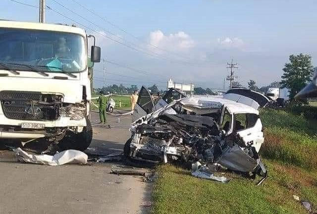 Ô tô 7 chỗ chưa kịp gắn biển số bẹp dúm sau tai nạn, 2 người chết