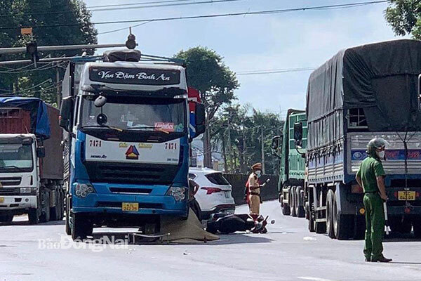 Vợ chết thảm dưới gầm xe tải, chồng bị thương sau tai nạn kinh hoàng