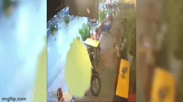 Khoảnh khắc nam thanh niên bất ngờ gục chết trong quán cà phê sau tiếng sét đánh