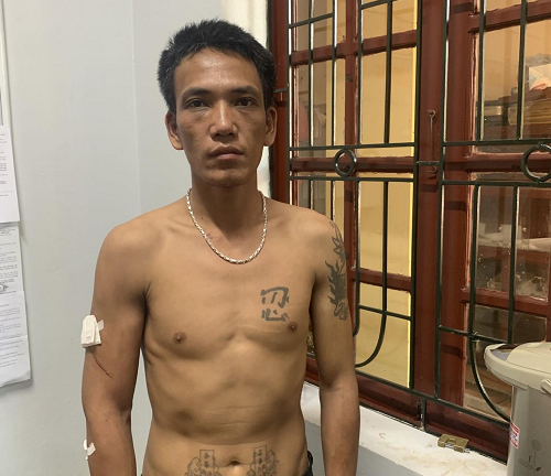Thấy vợ bị cướp kề dao vào cổ uy hiếp giữa đêm, chồng lao vào tấn công để giải thoát