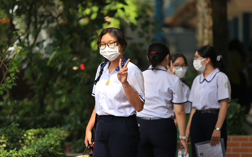 Thi vào lớp 10 ở TP.HCM: Phụ huynh, học sinh ôm nhau khóc vì... điểm thấp