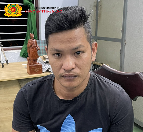 Đang đi bộ, cô gái 22 tuổi bị kẻ 