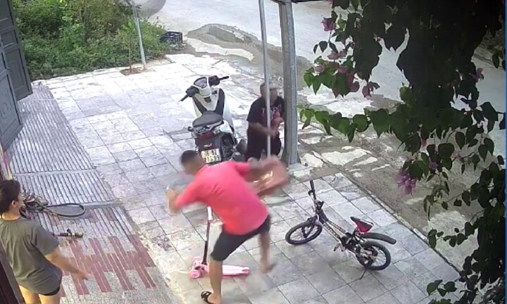 Ôm cột sắt trên vỉa hè, nam thanh niên bỗng nhiên ngã gục
