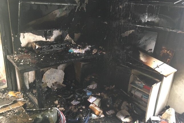 Giải cứu thành công nam sinh 16 tuổi kẹt trong căn hộ bốc cháy ở Hà Nội