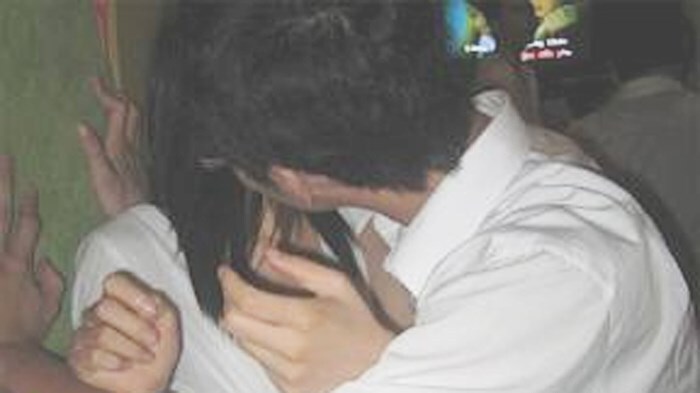 Vợ mới sinh, chồng dụ dỗ bé gái 15 tuổi đi chơi rồi xâm hại