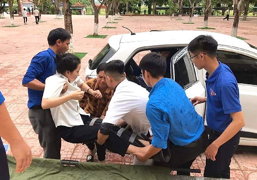 Nữ sinh bị tai nạn gãy khớp háng được tài xế 