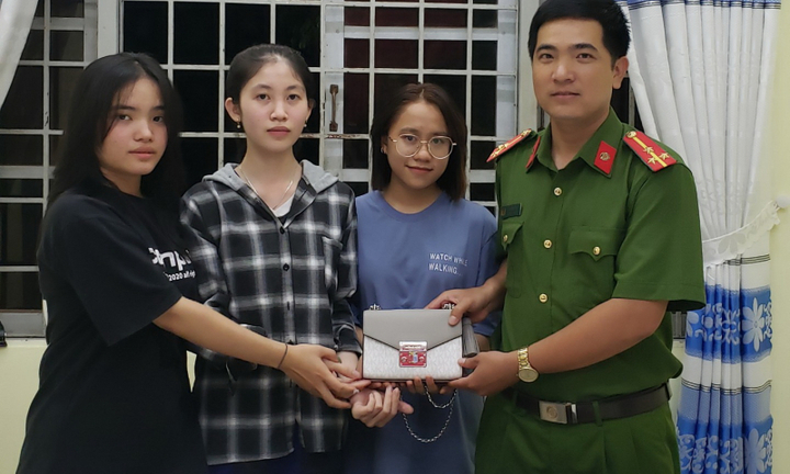 Đi tắm biển về, 3 nữ sinh 18 tuổi bất ngờ nhặt được túi xách chứa nhiều tiền