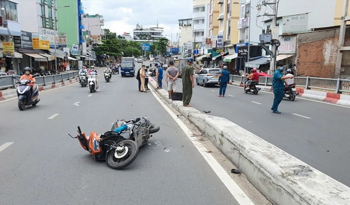 Người đàn ông ngã văng qua làn đường ngược chiều, bị xe máy lao tới tông tử vong