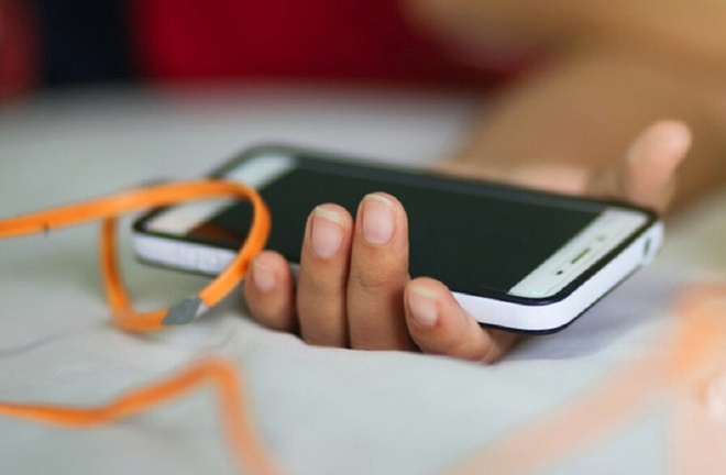 Nhảy từ cửa sổ vào nhà, anh trai phát hiện em gái 10 tuổi nằm bất động trong phòng ngủ