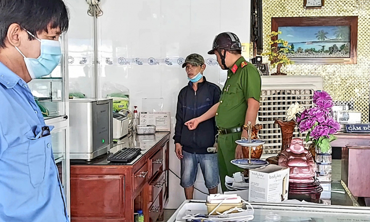 Thanh niên mang cục đất vào tiệm vàng đề nghị chủ tiệm mua lại