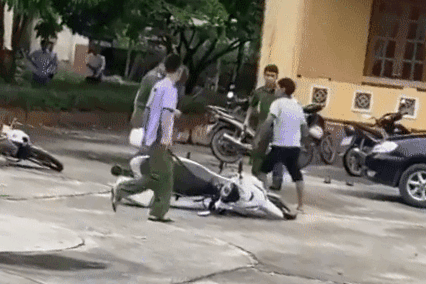 Giây phút Chủ tịch UBND thị trấn ở Tuyên Quang bị gã đàn ông 33 tuổi chém tại trụ sở