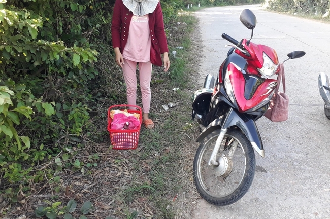 Bé trai sơ sinh nằm khóc trong giỏ nhựa bị bỏ lại ven tỉnh lộ