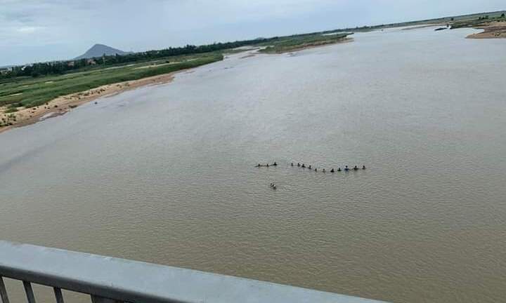 Vụ đang ngồi nhậu, thanh niên đứng dậy cởi quần áo rồi nhảy xuống sông: 3 ngày sau tìm thấy thi thể
