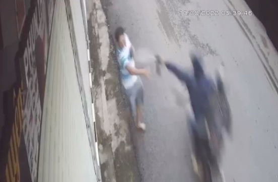 Vụ clip trộm chó xịt hơi cay thẳng mặt chủ nhà: Giây phút người vợ giải vây cho chồng