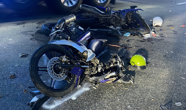 2 xe máy tông cùng lúc vào ô tô tải ở