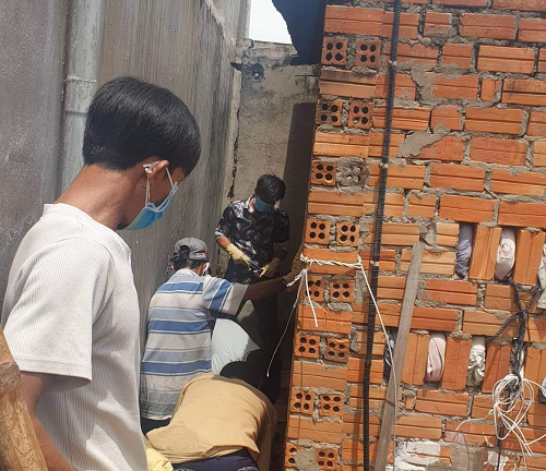 Phát hiện thi thể người đàn ông nằm khe hở giữa 2 căn nhà