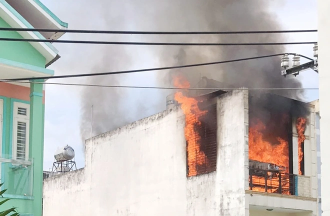 Cháy nhà kèm tiếng nổ lớn, dân hốt hoảng ôm heo đất tháo chạy