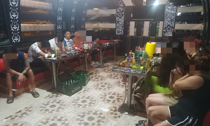 2 nữ tiếp viên karaoke