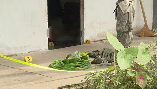 Kinh hãi phát hiện người đàn ông treo lơ lửng trước hiên nhà bằng sợi dây dù