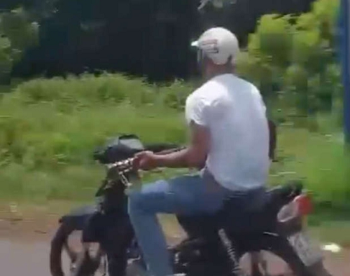 Vụ clip thanh niên lái xe máy bằng chân, tay ôm đàn đánh say mê: Minh